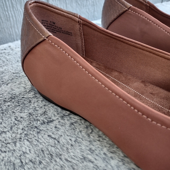 BareTraps Brown and Tan Flats - Picture 8 of 12